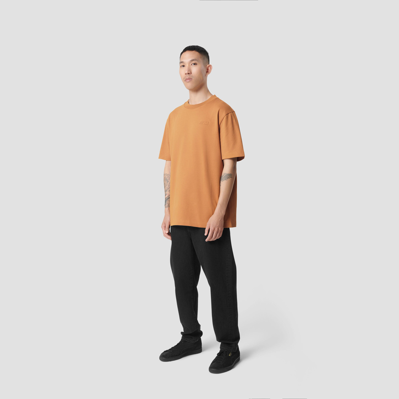 REVERSE M SS OVERSIZED T-SHIRT - model