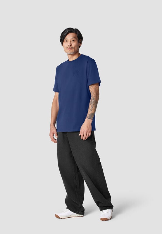 CORE SMALL SYMBOL T-SHIRT - model