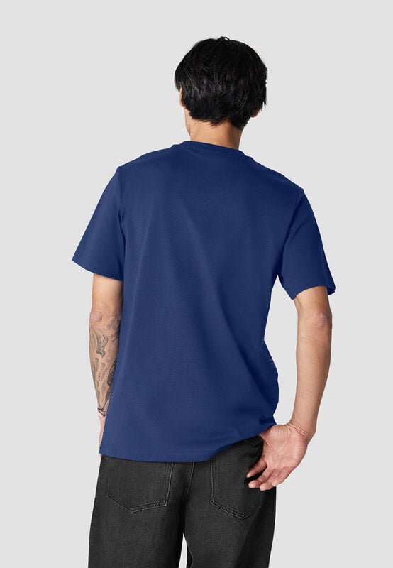 CORE SMALL SYMBOL T-SHIRT - model