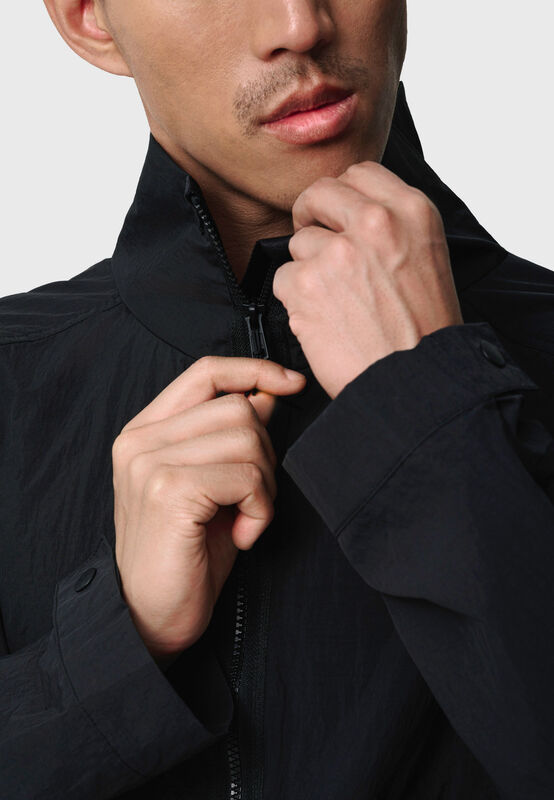 MICRO M TRAVEL JACKET - model