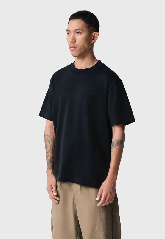 REVERSE M SS OVERSIZED T-SHIRT - model