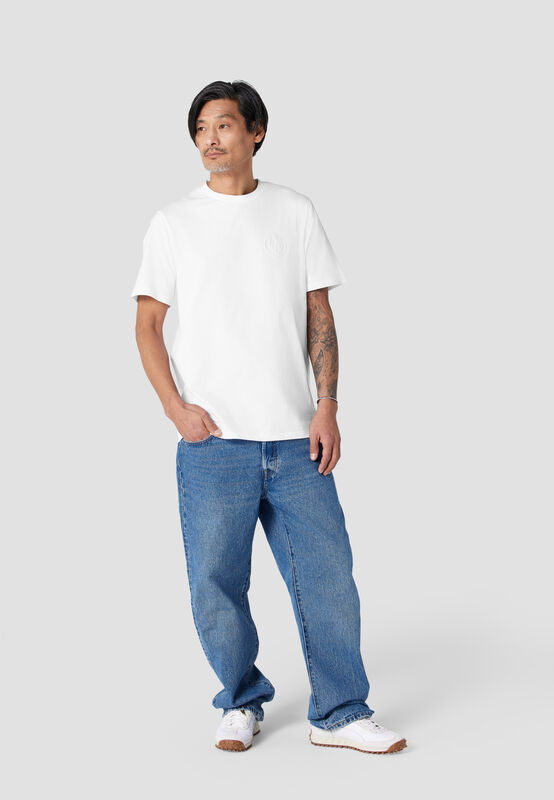 CORE SMALL SYMBOL T-SHIRT - model