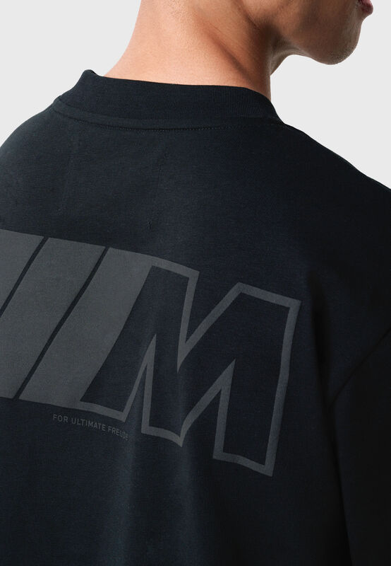 REVERSE M SS OVERSIZED T-SHIRT - model
