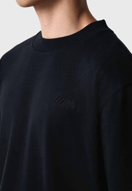 REVERSE M SS OVERSIZED T-SHIRT - model
