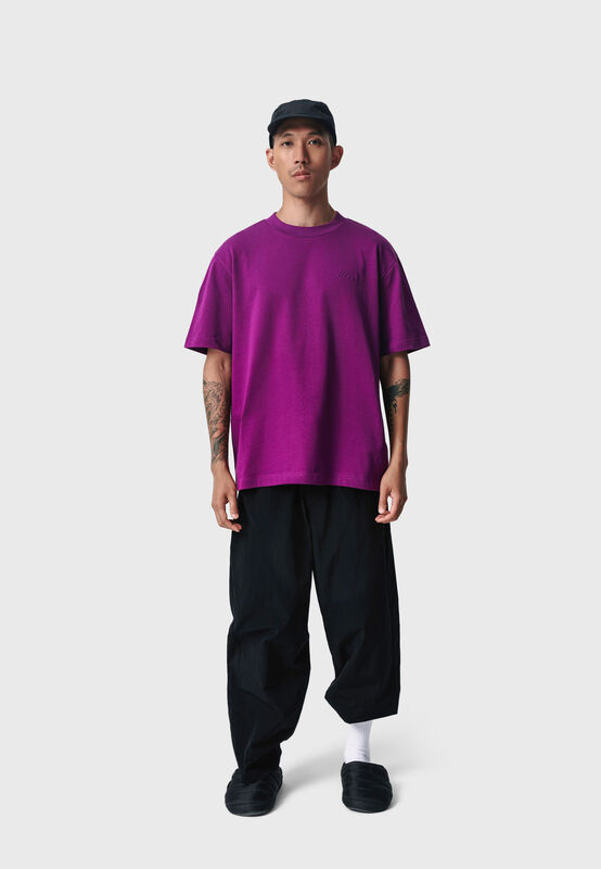 REVERSE M SS OVERSIZED T-SHIRT - model