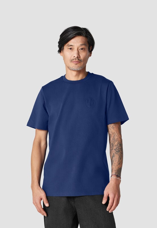 CORE SMALL SYMBOL T-SHIRT - model