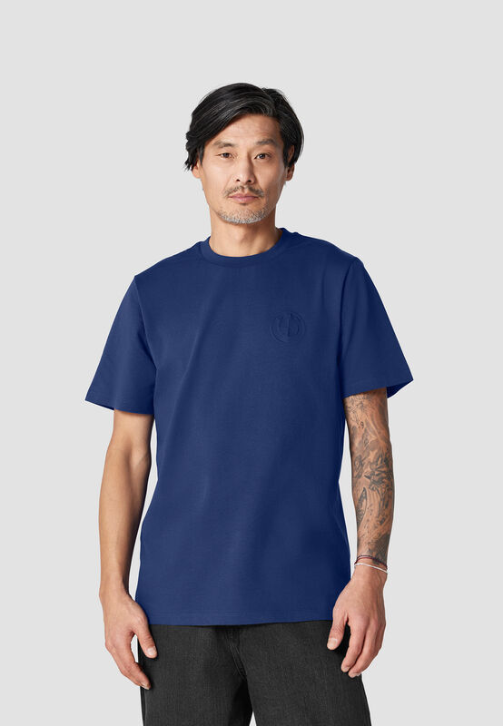 CORE SMALL SYMBOL T-SHIRT - model