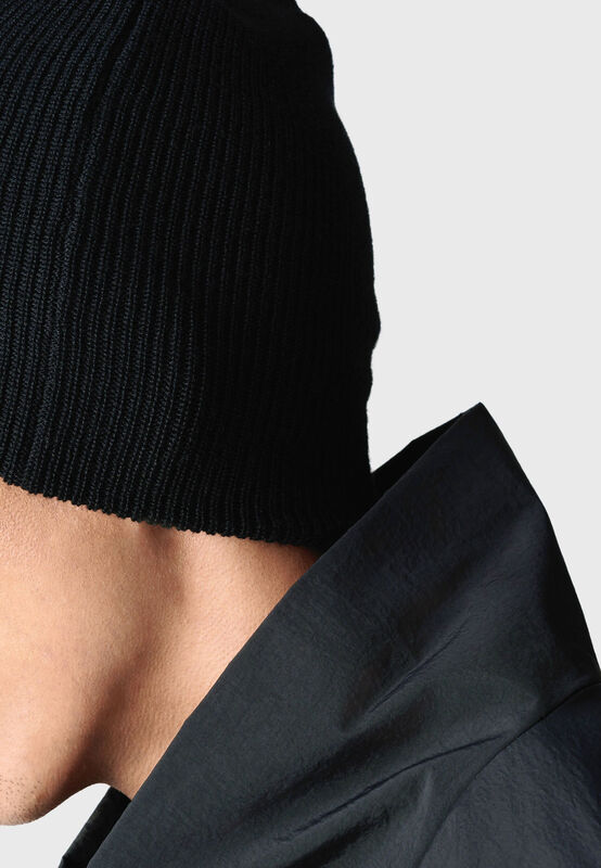 LABEL M BEANIE - model