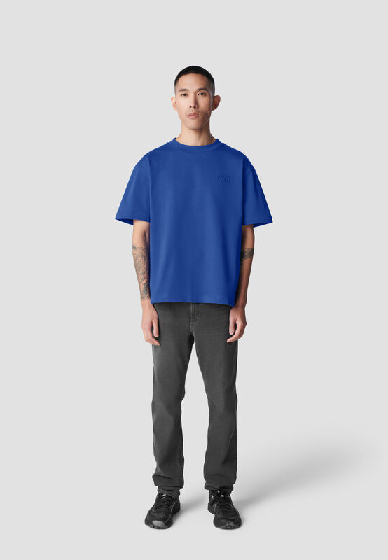 REVERSE M SS OVERSIZED T-SHIRT REFLECTIVE - model