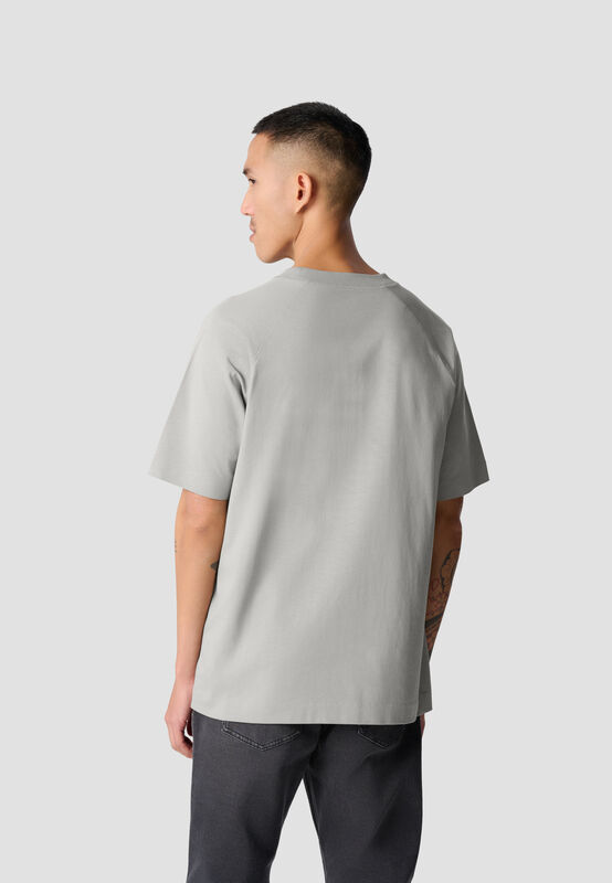MICRO M RAGLAN T-SHIRT - model