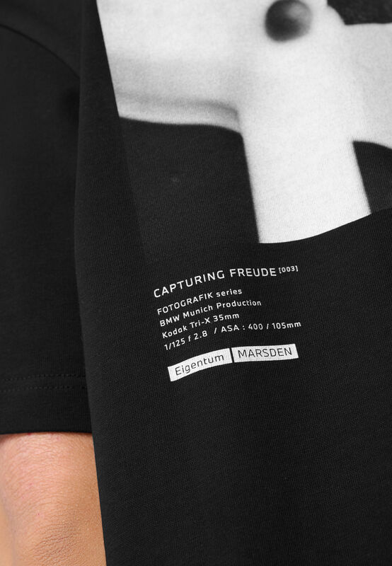 REVERSE M SS OVERSIZED T-SHIRT - model