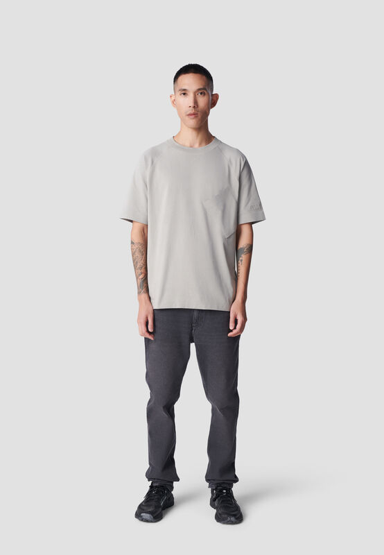 MICRO M RAGLAN T-SHIRT - model