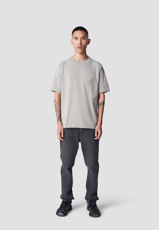 MICRO M RAGLAN T-SHIRT - model