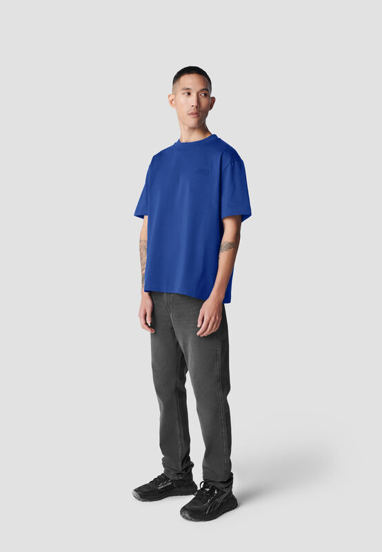 REVERSE M SS OVERSIZED T-SHIRT REFLECTIVE - model