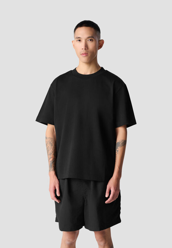 REVERSE M SS OVERSIZED T-SHIRT - model
