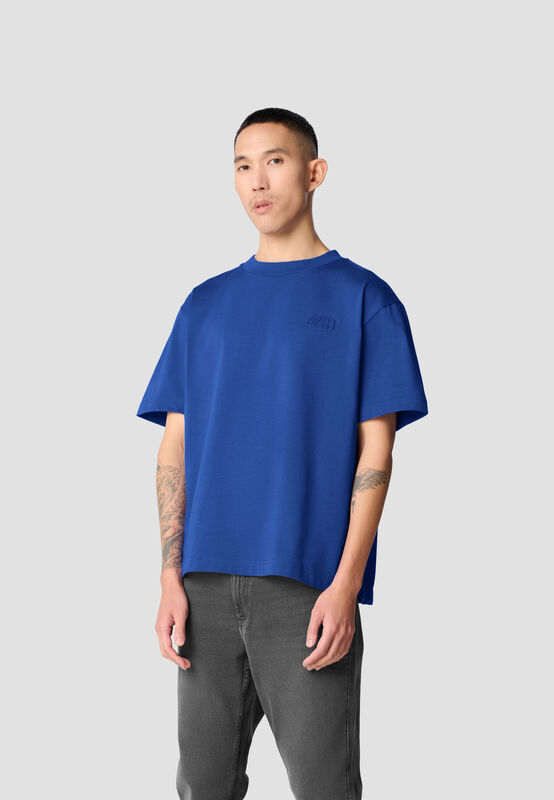 REVERSE M SS OVERSIZED T-SHIRT REFLECTIVE - model