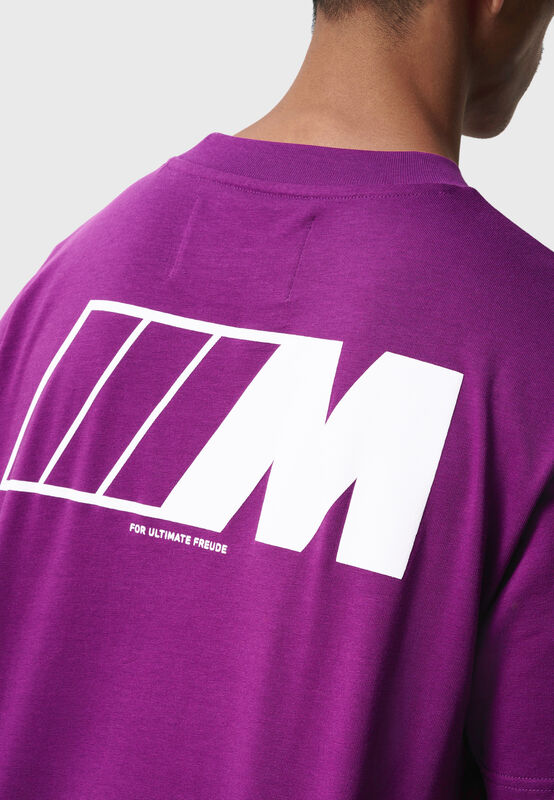 REVERSE M SS OVERSIZED T-SHIRT - model