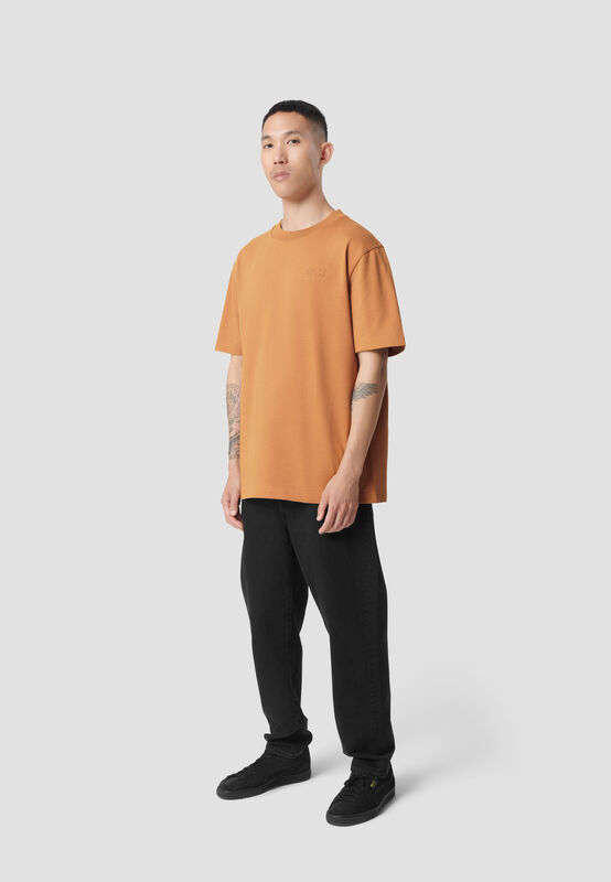 REVERSE M SS OVERSIZED T-SHIRT - model