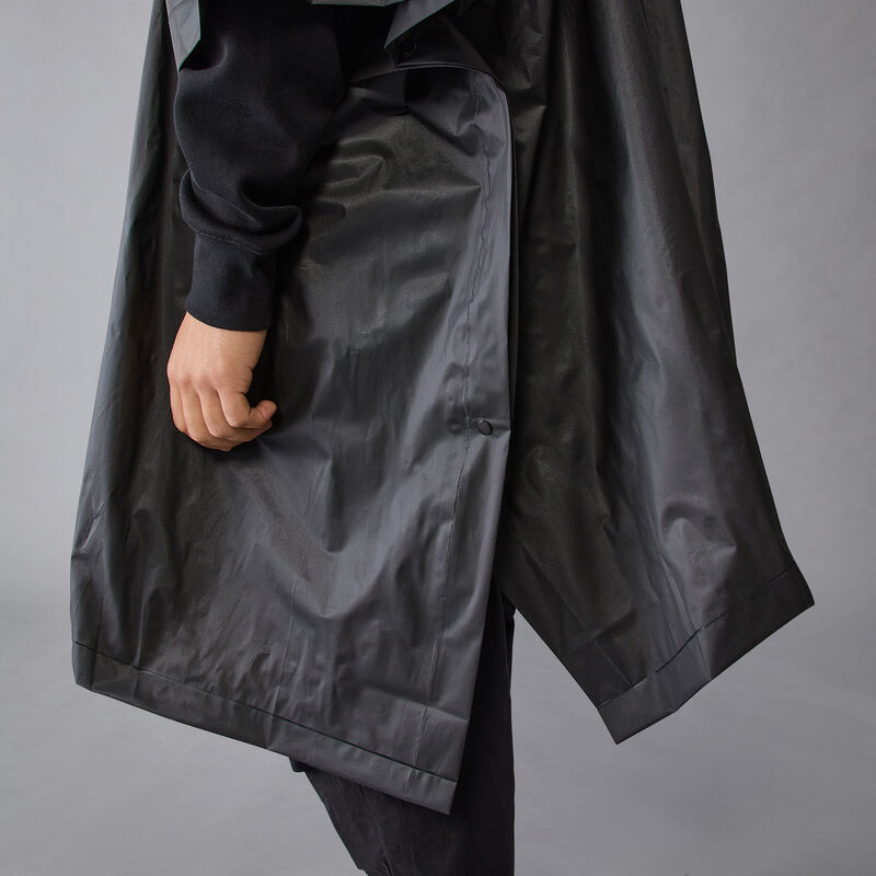 F1 FW LOGO PONCHO - black